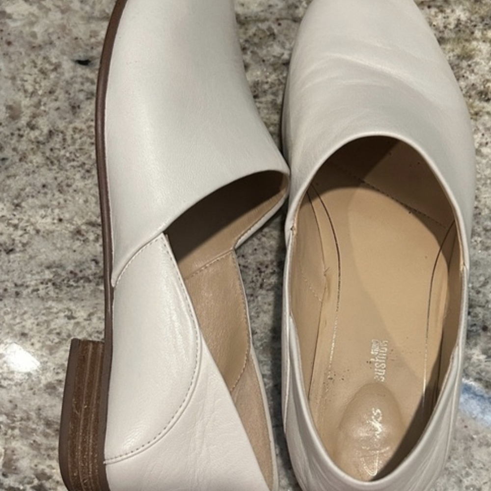 Women's Leather Clarks Flats - Picture 3 of 3